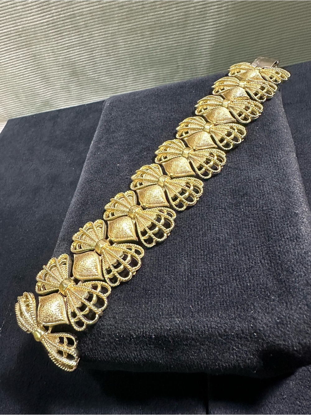 Vtg: Coro Pegasus Wide Open Cut Etched Bow Link Lux Bracelet